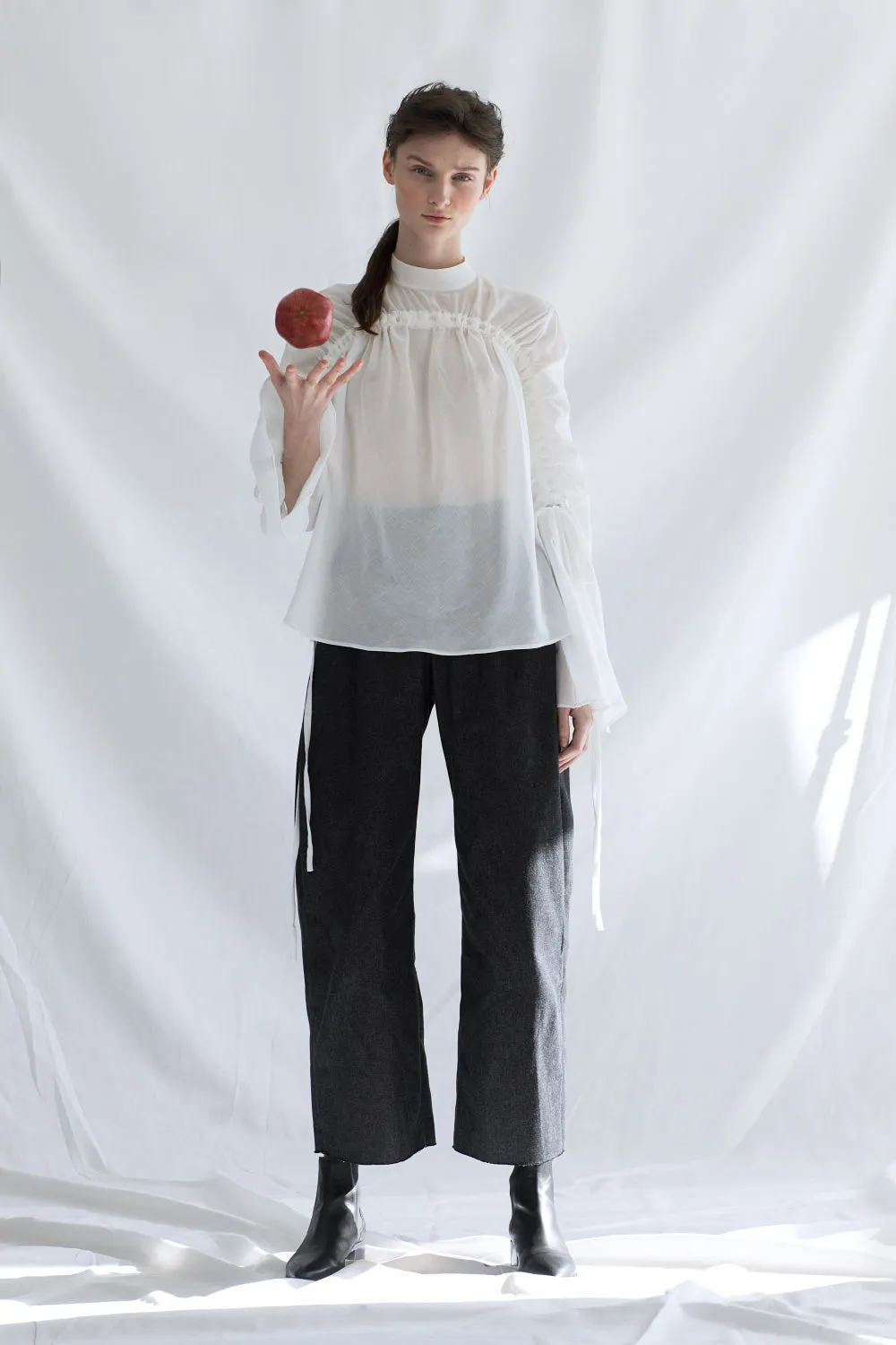 GATHERED ORGANIC COTTON BLOUSE IN WHITE